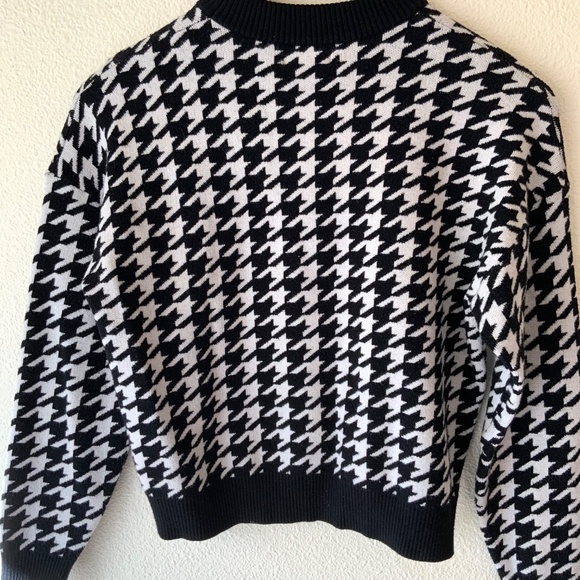 LIKE NEW! Houndstooth Black and White Sweater Cropped Size Medium - Picture 3 of 7